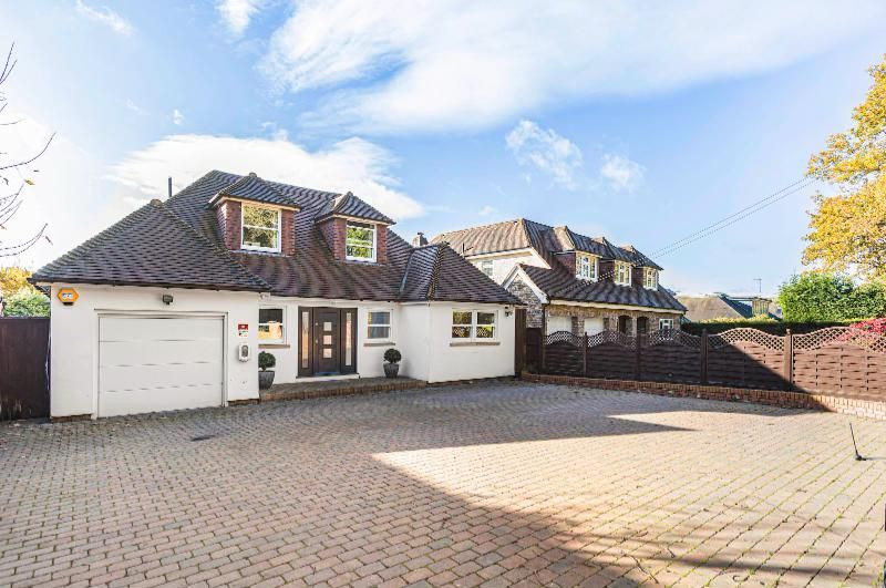Detached chalet-style house with a wide block-paved driveway
